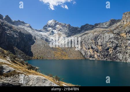 Lac Churup avec des eaux turquoise sous la Cordillère Blanca Churup montagne enneigée dans le parc national de Huascaran, à Ancash, Pérou Banque D'Images