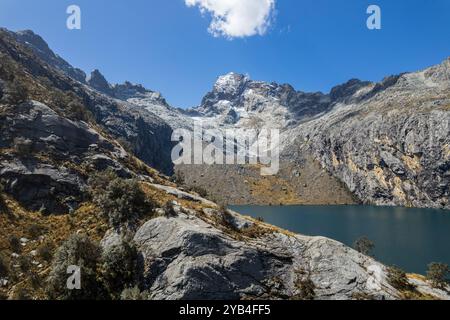 Lac Churup avec des eaux turquoise sous la Cordillère Blanca Churup montagne enneigée dans le parc national de Huascaran, à Ancash, Pérou Banque D'Images