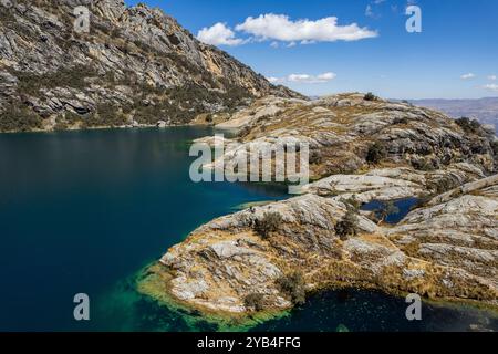 Les eaux turquoise de la lagune de Churup avec les touristes vue aérienne dans la Cordillère Blanca montagne dans le parc national de Huascaran, à Ancash, Pérou Banque D'Images