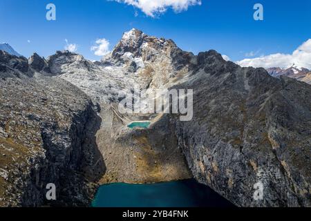 Petit lagon Churupita au sommet du plus grand lac Churup avec des eaux turquoises sous la montagne de la Cordillère Blanca enneigée dans le Huascaran National Banque D'Images