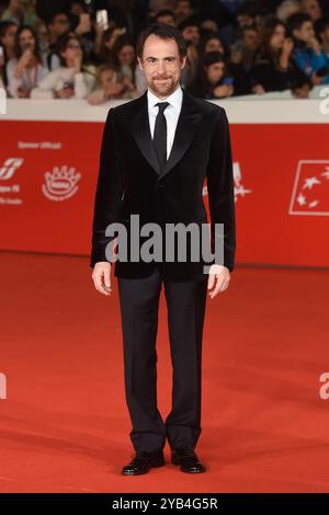 Roma, Latium. 16 octobre 2024. Elio Germano assiste à la cérémonie d'ouverture et au tapis rouge 'Berlinguer - The Great ambition' (Berlinguer - la Grande Ambizione) lors du 19ème Festival du film de Rome à l'Auditorium Parco Della Musica le 16 octobre 2024 à Rome, Italie. AllShotLive Credit : Sipa USA/Alamy Live News Banque D'Images