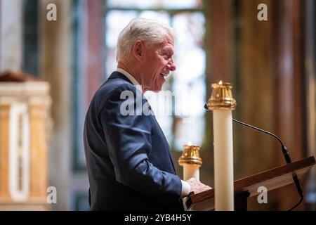 Washington, DC, États-Unis. 16 octobre 2024. L'ancien président AMÉRICAIN Bill Clinton prend la parole lors d'un service commémoratif pour Ethel Kennedy, la veuve de Robert F. Kennedy, à la cathédrale de Matthieu l'apôtre à Washington, DC, États-Unis, le 16 octobre 2024. Kennedy est décédé le 10 octobre à l'âge de 96 ans. Crédit : Jim LoScalzo/Pool via CNP/dpa/Alamy Live News Banque D'Images