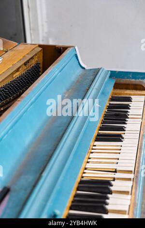 Vieux piano antique manquant des touches avec des dommages évidents de l'eau de bois. Une photographie originale de piano vintage avec les touches tombant au loin. Banque D'Images