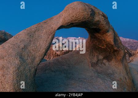 Crépuscule, coucher de lune, Mobius Arch, Alabama Hills, Lone Pine Peak, Mount Whitney, forêt nationale d'Inyo, Sierra orientale, Californie Banque D'Images