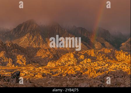 Rainbow, Lone Pine Peak, Alabama Hills, forêt nationale d'Inyo, Sierra orientale, Californie Banque D'Images