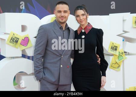 Londres, Royaume-Uni. 09 octobre 2021. Sur la photo : Liam Payne et sa petite amie Maya Henry assistent au Gala familial et à la première mondiale de 'Ron's Gone Wrong' au 65e. Banque D'Images