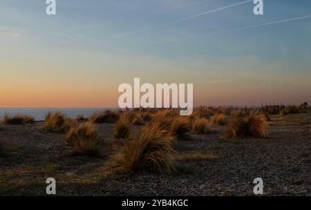 Coucher de soleil sur Gunton Warren Beach Banque D'Images