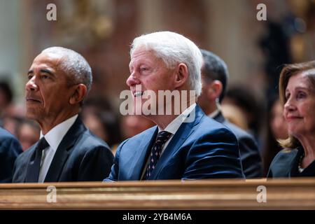 L'ancien président AMÉRICAIN Bill Clinton (C), aux côtés de l'ancien président Barack Obama (l), assiste à un service commémoratif en l'honneur d'Ethel Kennedy, la veuve de Robert F. Kennedy, à la cathédrale de l'apôtre Matthew à Washington, DC, USA, le 16 octobre 2024. Kennedy est décédé le 10 octobre à l'âge de 96 ans. Crédit : Jim LoScalzo/piscine via CNP/MediaPunch Banque D'Images