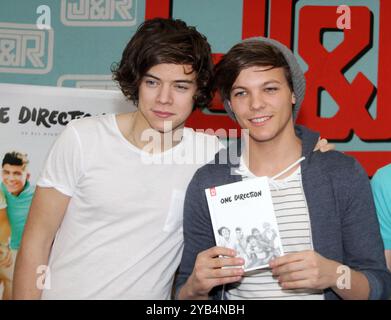 12 mars 2012 - New York, New York, États-Unis - les chanteurs HARRY STYLES et LIAM PAYNE du groupe 'One Direction' font la promotion de leur nouveau CD au J&R Music World. (Crédit image : © Nancy Kaszerman/ZUMAPRESS.com) USAGE ÉDITORIAL SEULEMENT! Non destiné à UN USAGE commercial ! Banque D'Images