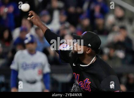 New York, États-Unis. 16 octobre 2024. Luis Severino, lanceur débutant des LoNew York mets, affronte les Dodgers de Los Angeles dans la première manche du troisième match des NLCS de la MLB au Citi Field à New York le mercredi 16 octobre 2024. Photo de Ray Stubblebine/UPI. Crédit : UPI/Alamy Live News Banque D'Images