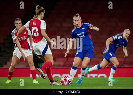 Londres, Royaume-Uni. 16 octobre 2024. Londres, Angleterre, 16 octobre 2024 : Lia Walti (13 Arsenal) et Saedis Heiðarsdottir (19 Valerenga) en action lors du match de la Ligue des Champions de l'UEFA entre Arsenal et Valerenga à l'Emirates Stadium de Londres, en Angleterre. (Pedro Porru/SPP) crédit : SPP Sport Press photo. /Alamy Live News Banque D'Images