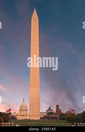 Le Washington Monument et le Capitole des États-Unis au coucher du soleil, District of Columbia, États-Unis Banque D'Images