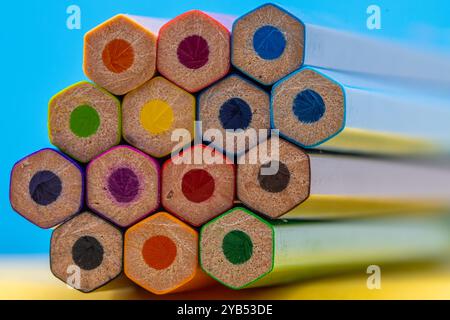 Cette image montre un gros plan des extrémités arrière d'un paquet de crayons de couleur disposés dans un motif hexagonal. Banque D'Images