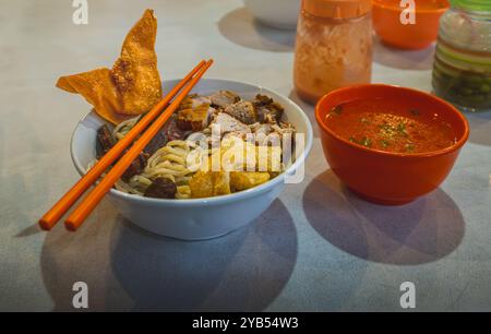 Nouilles de boulettes de porc authentiques, originaires de la ville de Palu dans le Sulawesi central. Banque D'Images