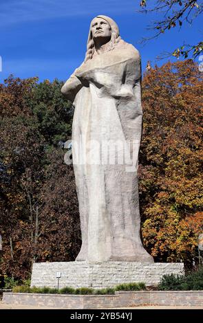 Oregon, Illinois, États-Unis. 16 octobre 2024. L'« Indien éternel », également appelé la statue Black Hawk, est une sculpture de 48 mètres de Lorado Taft surplombant la rivière Rock. La statue de 48 pieds de haut pesant 536 770 livres, est considérée comme la deuxième plus grande statue monolithique en béton dans le monde. (Crédit image : © H. Rick Bamman/ZUMA Press Wire) USAGE ÉDITORIAL SEULEMENT! Non destiné à UN USAGE commercial ! Banque D'Images