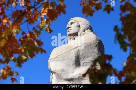 Oregon, Illinois, États-Unis. 16 octobre 2024. L'Indien éternel, également appelé la statue Black Hawk, est une sculpture de 48 pieds de Lorado Taft surplombant la rivière Rock. La statue de 48 pieds de haut pesant 536 770 livres (243 470 kg), est considérée comme la deuxième plus grande statue monolithique en béton dans le monde. (Crédit image : © H. Rick Bamman/ZUMA Press Wire) USAGE ÉDITORIAL SEULEMENT! Non destiné à UN USAGE commercial ! Banque D'Images