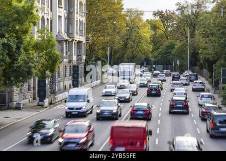 Trafic urbain aux heures de pointe, route fédérale B14 à six voies à Neckartor à Stuttgart, Bade-Wuerttemberg, Allemagne, Europe Banque D'Images