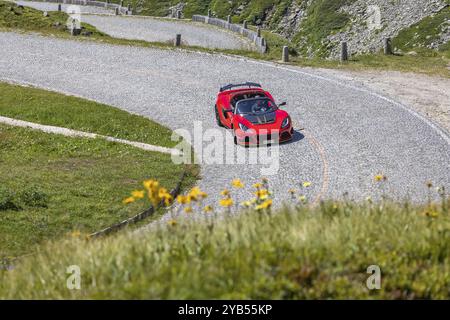 La Tremola, la célèbre route serpentine à travers le Val Tremolo, le monument routier le plus long de Suisse avec 24 virages en épingle à cheveux. Un numéro de loisirs populaire Banque D'Images