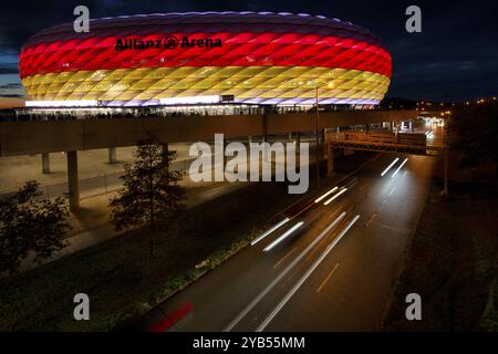 Plan de nuit, stade, illuminé, illuminé, aux couleurs nationales allemandes, noir-rouge-or, traînées de lumière, effet de mouvement des voitures, parking, Nations de l'UEFA Banque D'Images