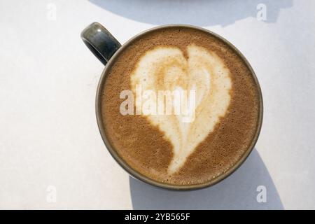 Cappuccino avec motif coeur dans la crème, tasse à café sur fond clair, Copenhague, Danemark, Europe Banque D'Images