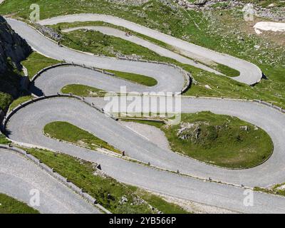 La Tremola, célèbre route serpentine à travers le Val Tremolo, monument de construction de route, col alpin avec 24 virages en épingle à cheveux. Old Gotthard Pass. Dr. Banque D'Images