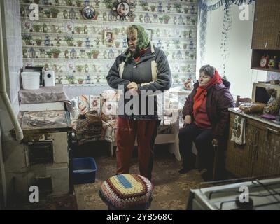 Tamila (57 ans) est veuve et vit avec son amie Zoya depuis l'invasion russe. Les deux femmes dépendent de l'aide humanitaire. Leur chi Banque D'Images