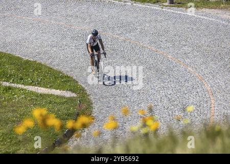 Les cyclistes sur la route de la Tremola, le célèbre alpin, traversent le Val Tremolo, le plus long monument routier de Suisse avec 24 hai Banque D'Images