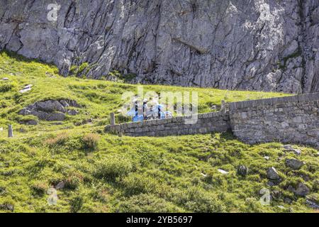 La Tremola, la célèbre route serpentine à travers le Val Tremolo, le monument routier le plus long de Suisse avec 24 virages en épingle à cheveux. Un numéro de loisirs populaire Banque D'Images