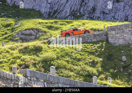 La Tremola, la célèbre route serpentine à travers le Val Tremolo, le monument routier le plus long de Suisse avec 24 virages en épingle à cheveux. Un numéro de loisirs populaire Banque D'Images