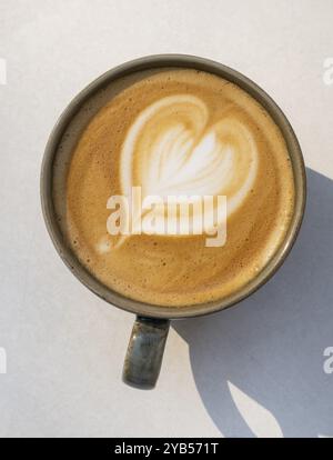 Cappuccino avec motif coeur dans la crème, tasse à café sur fond clair, Copenhague, Danemark, Europe Banque D'Images
