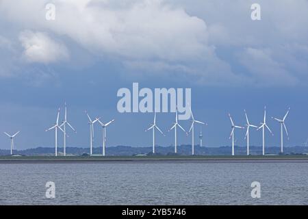 Mer du Nord, nuages, éoliennes près de Bredstedt, Frise du Nord, Schleswig-Holstein, Allemagne, Europe Banque D'Images