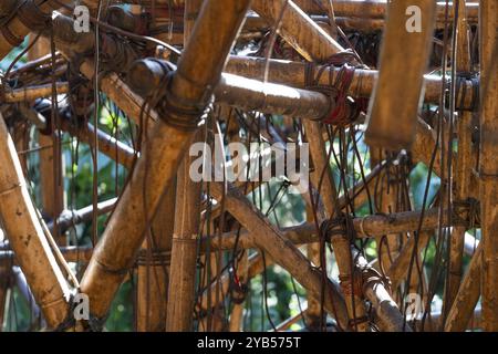 Gros plan d'une installation complexe en bambou avec des cordes, sculpture en bambou de Doug et Mike Starn, musée d'art Ordrupgaard, collection de Henny et Wilhelm Banque D'Images