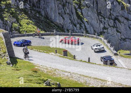La Tremola, la célèbre route serpentine à travers le Val Tremolo, le monument routier le plus long de Suisse avec 24 virages en épingle à cheveux. Un numéro de loisirs populaire Banque D'Images
