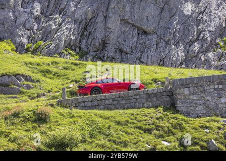 La Tremola, la célèbre route serpentine à travers le Val Tremolo, le monument routier le plus long de Suisse avec 24 virages en épingle à cheveux. Un numéro de loisirs populaire Banque D'Images
