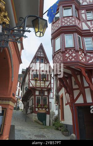 Ruelle étroite avec des maisons à colombages rouges et blanches frappantes et une lanterne, salle de tissage, maison pointue, quartier Bernkastel, Bernkastel-Kues, Mosell Banque D'Images