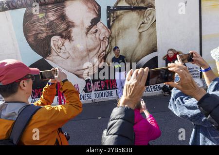 East Side Gallery. Vestige du mur de Berlin, conçu par des artistes. Point de repère et vue sur la ville Berlin, Allemagne, Europe Banque D'Images