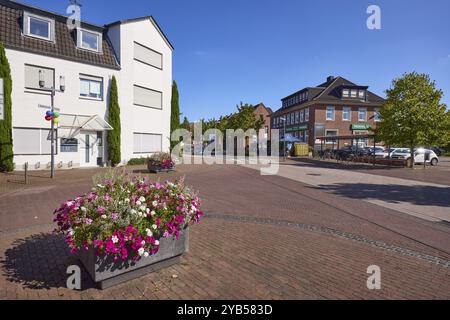 Bahnhofstrasse avec des bâtiments et des pots de fleurs en fleurs dans le centre-ville de Rhede, Muensterland, Borken district, Rhénanie du Nord-Westphalie Banque D'Images