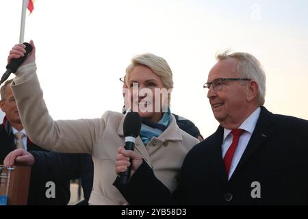 Die Ministerpräsidentin des Landes Mecklenburg Vorpommern Manuela Schwesig gibt am Mittwoch 16.10.2024 in Prerow Landkreis Vorpommern Rügen im Beisein des UmweltMinistries von Mecklenburg Vorpommern Dr till Backhaus den Startschuss zur Eröffnung des neuen Inselhafens. . Der Hafen entstand als Ersatzhafen für den Nothafen Darßer Ort der mittlerweile geschlossen wurde. Dieser War in den zurückliegenden Jahren immer wieder versandet und musste ausgebaggert werden. Entrepôt Dadurch à regelmäßigen Abständen hohe Kosten entstanden. Infolge hatte sich das Land MV dazu entschlossen, Am Standort der örtl Banque D'Images