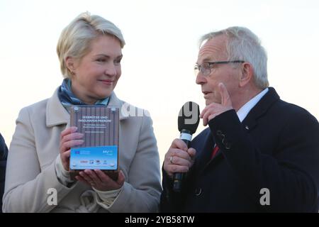 Die Ministerpräsidentin des Landes Mecklenburg Vorpommern Manuela Schwesig gibt am Mittwoch 16.10.2024 in Prerow Landkreis Vorpommern Rügen im Beisein des UmweltMinistries von Mecklenburg Vorpommern Dr till Backhaus den Startschuss zur Eröffnung des neuen Inselhafens. . Der Hafen entstand als Ersatzhafen für den Nothafen Darßer Ort der mittlerweile geschlossen wurde. Dieser War in den zurückliegenden Jahren immer wieder versandet und musste ausgebaggert werden. Entrepôt Dadurch à regelmäßigen Abständen hohe Kosten entstanden. Infolge hatte sich das Land MV dazu entschlossen, Am Standort der örtl Banque D'Images