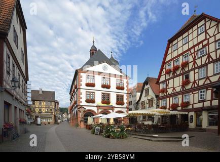 Zone piétonne avec maisons à colombages et ancien hôtel de ville à Lohr am main Banque D'Images