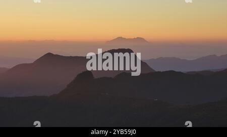 Collines au Népal au lever du soleil. Vue depuis Ghale Gaun Banque D'Images