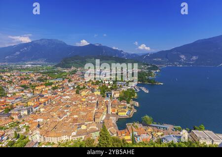 Vue depuis le château en ruines il Bastione dans le quartier historique et le port de Riva del Garda, trente, Italie, Europe Banque D'Images