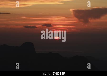 Coucher de soleil spectaculaire sur le mont Stockhorn Banque D'Images