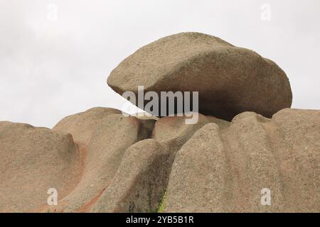 Belles roches de forme sur la côte granit Rose, Bretagne Banque D'Images