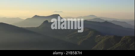 Collines verdoyantes et vallées vues de Ghale Gaun au lever du soleil. Annapurna Conservartion Area, Népal, Asie Banque D'Images