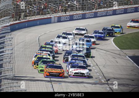 Justin Allgaier (7), pilote de la NASCAR Xfinity Series, mène le peloton de l'Andy's Frozen Custard 300 au Texas Motor Speedway de Fort Worth au Texas Banque D'Images