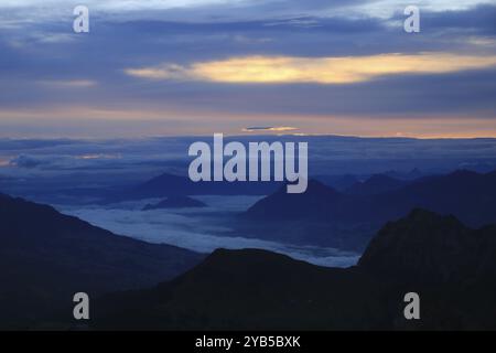 Vue du lever du soleil depuis le mont Brienzer Rothorn, ciel coloré du matin Banque D'Images