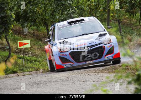 Thierry Neuville, de Belgique, et Nicolas Gilsoul, de Belgique, s’affrontent dans leur Hyundai Motorsport Hyundai i20 WRC lors de la première journée du rallye ADAC Deutschl Banque D'Images