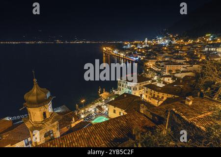 Destination de voyage préférée, Limone sur le lac de Garde de nuit, Brescia, Lombardie, Italie, Europe Banque D'Images