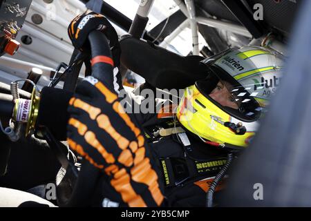 Pilote de la NASCAR Cup Series, AJ Allmendinger (16) prend la piste pour s'entraîner pour la Bass Pro Shops Night Race au Bristol Motor Speedway à Brist Banque D'Images